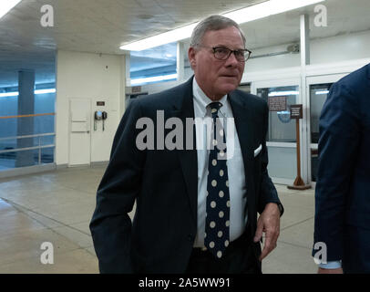 Stati Uniti il senatore Richard Burr (Democratico del North Carolina) passeggiate attraverso il Senato alla metropolitana al Campidoglio di Washington, DC, Stati Uniti il 22 ottobre 2019. Credito: Stefani Reynolds/CNP /MediaPunch Foto Stock