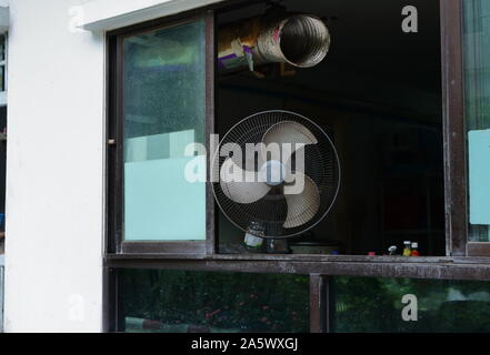 Ventilatore elettrico e il condotto di ventilazione della cappa da cucina in team per estrattore di fumi, team di concetto Foto Stock