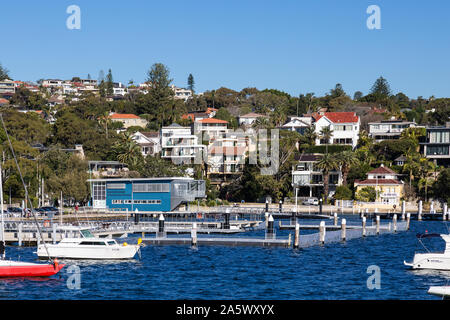 Viste di Watsons che mostra il porto, yacht ormeggiati e Vaucluse Yacht Club di Sydney. Foto Stock