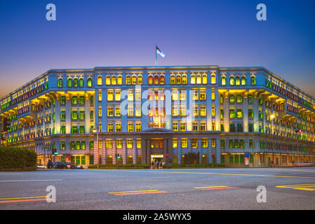 Edificio con vetri colorati in Clarke Quay Foto Stock