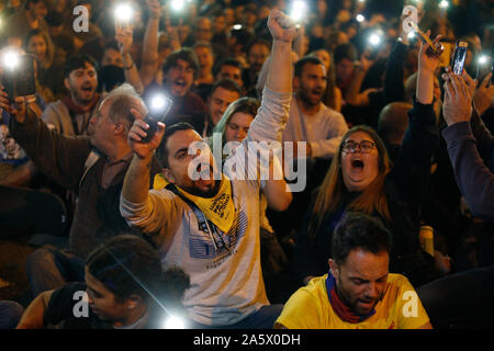 Dimostrazioni di Barcellona independentists dopo la frase di Spagna corte mantenendo in carcere il catalano della politica in carcere dal 2017 Foto Stock