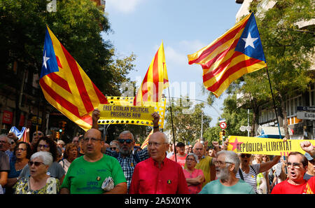 Seniors protesta durante una dimostrazione in Barcellona contro la sentenza della corte spagnola per tenere in prigione il catalano politici dal mese di ottobre 20 Foto Stock