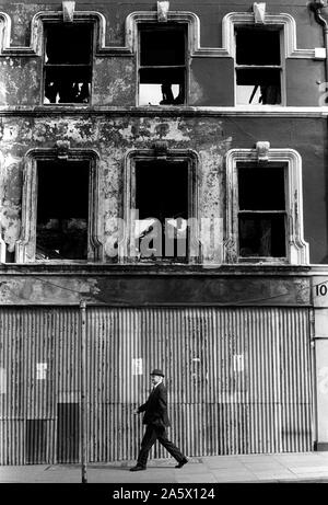 Derry Irlanda del Nord Londonderry. 1970s. Bruciato bombardato benzina negozi del centro edificio. I problemi della violenza settaria 1979 UK HOMER SYKES. Foto Stock