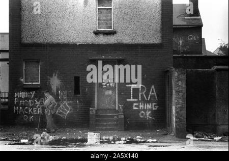 Derry Irlanda del Nord Londonderry. I problemi degli anni '70. Burn out casa benzina bomba casa di famiglia di una famiglia cinese. Graffiti dipinto su parete IRA Ching OK. Paddy Macker OK. Questa era la casa di un simpatizzante IRA. 1979 REGNO UNITO HOMER SYKES Foto Stock