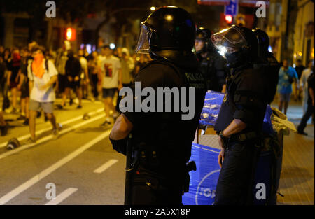 I dimostranti prendere le strade di Barcellona contro la sentenza della corte spagnola per tenere in prigione il catalano i politici a partire da ottobre 2017 dopo Foto Stock