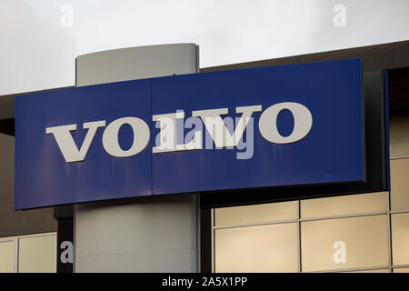 Gothenburg, Svezia. 23 Ott, 2019. Un logo della multinazionale svedese manufacturing company Volvo si vede vicino alla sede della Volvo Car Corporation.Volvo Cars è un lusso veicoli di marca e una filiale dell'automotive cinese Geely azienda. Le automobili sono commercializzati come essendo sicuro, solidamente costruito, e affidabile. Credito: Karol Serewis SOPA/images/ZUMA filo/Alamy Live News Foto Stock