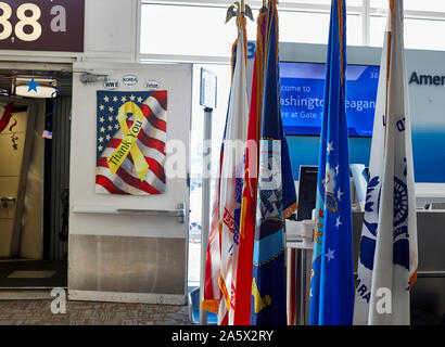 Arlington, VA, Stati Uniti d'America - 21 Settembre 2019: bandiere e decorazioni a American Airlines gate all'Aeroporto Nazionale Ronald Reagan nella celebrazione di arrivo Foto Stock