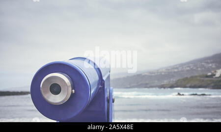 Puntamento del telescopio all'orizzonte su una spiaggia, il fuoco selettivo del colore applicato tonificante, Tenerife, Spagna. Foto Stock