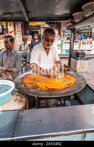 Un uomo la cottura in un mercato all'aperto in Jodhpur, Rajasthan, India. Foto Stock