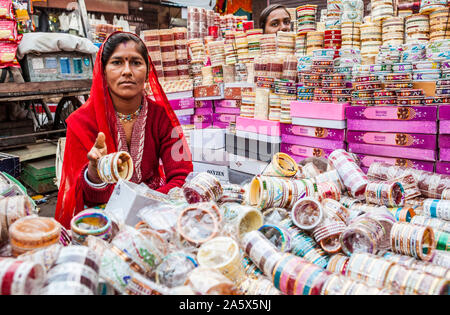 Un ritratto di una donna che lavora in un mercato all'aperto in Jodhpur, Rajasthan, India vendendo schiave. Foto Stock