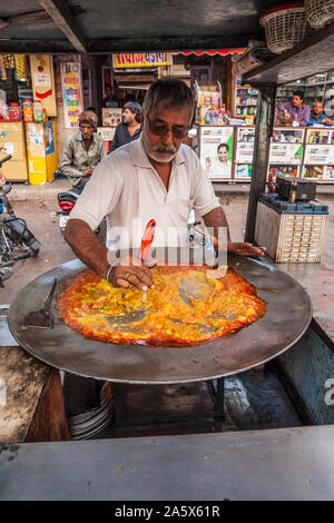 Un uomo la cottura in un mercato all'aperto in Jodhpur, Rajasthan, India. Foto Stock