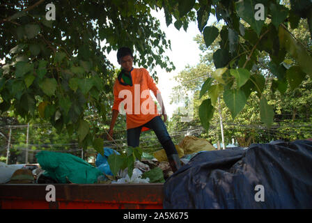 Ragazzo che raccoglie rifiuti e rifiuti, Yangon, Myanmar, Asia. Foto Stock