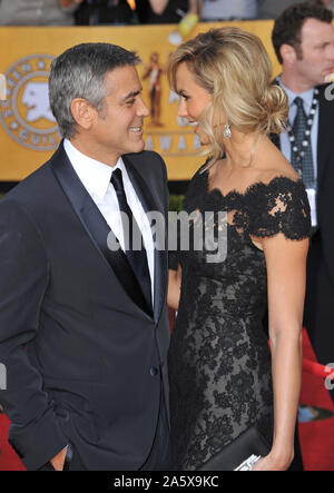 LOS ANGELES, CA. 29 gennaio 2012: George Clooney e Stacy Keibler al XVII annuale di Screen Actors Guild Awards presso lo Shrine Auditorium di Los Angeles. © 2012 Paul Smith / Featureflash Foto Stock