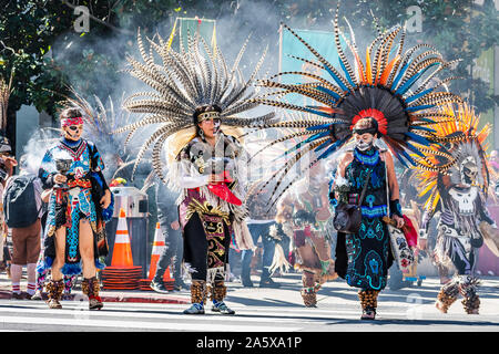 Oct 20, 2019 San Jose / CA / STATI UNITI D'AMERICA - I partecipanti alla Giornata dei morti (Dia de los Muertos) processione portando offre; Capulli Tonalehqueh Aztec grou Foto Stock