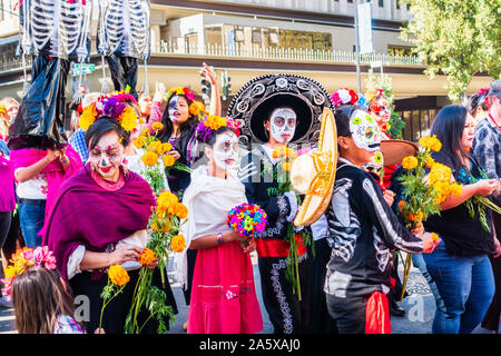 Oct 20, 2019 San Jose / CA / STATI UNITI D'AMERICA - I partecipanti di Dia de los Muertos (Giorno dei Morti) processione indossando zucchero cranio-make-up; South San Francisco Ba Foto Stock