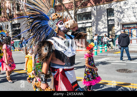 Oct 20, 2019 San Jose / CA / STATI UNITI D'AMERICA - I partecipanti alla Giornata dei morti (Dia de los Muertos) processione che si svolge in South San Francisco Bay; Capull Foto Stock