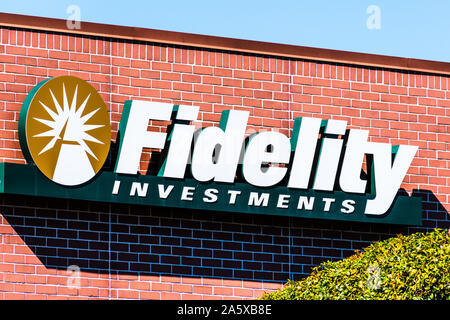 Oct 22, 2019 Sunnyvale / CA / STATI UNITI D'AMERICA - Close up di Fidelity Investments il logo presso una filiale nel sud della Baia di San Francisco; Fidelity Investments Inc. è un Amer Foto Stock