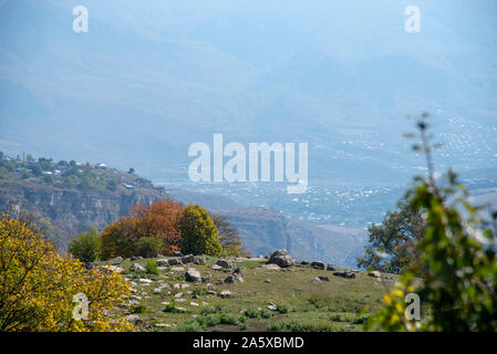 Di piccole città e di villaggi sparsi nelle valli tra le montagne. Foto Stock