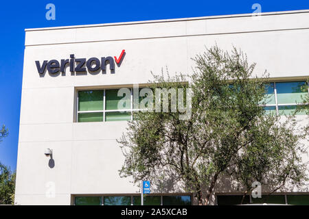 Ott 9, 2018 San Jose / CA / STATI UNITI D'AMERICA - Verizon sede nella Silicon Valley; Verizon Communications Inc. è una multinazionale americana telecomunicazioni c Foto Stock