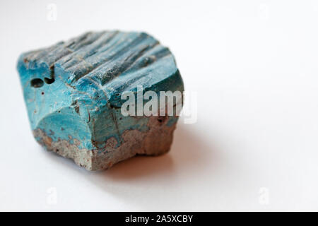 Un teal grande pietra di scorie si trova su sfondo bianco Foto Stock