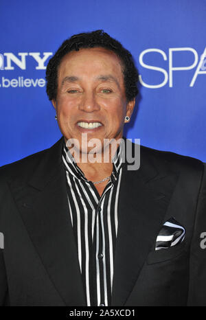 LOS ANGELES, CA. Agosto 16, 2012: Smokey Robinson alla prima mondiale di "parkle' a Grauman's Chinese Theater di Hollywood. © 2012 Paul Smith / Featureflash Foto Stock