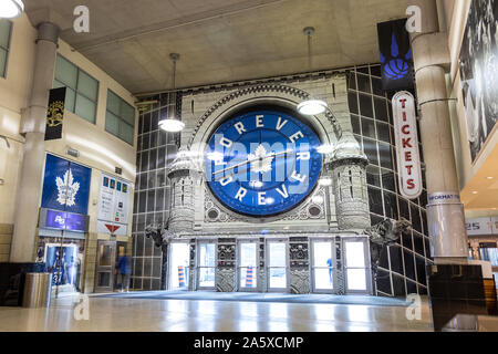 All'interno della Scotiabank Arena Galleria - Toronto Maple Leafs logo circondato da slogan 'Leafs Forever' su un orologio. Foto Stock