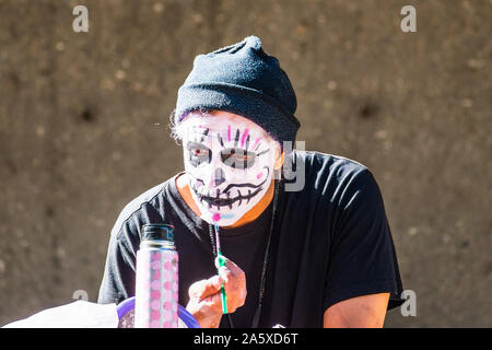 Oct 20, 2019 San Jose / CA / STATI UNITI D'AMERICA - Partecipante al Dia de los Muertos (Giorno dei Morti) processione di applicare il make-up e preparare per l'evento; Sud Foto Stock