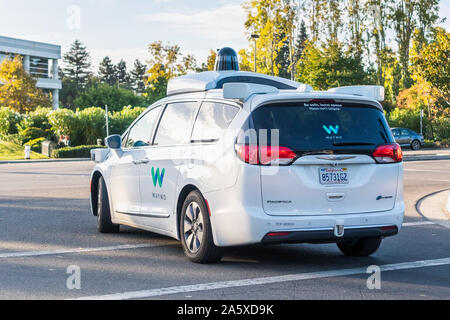 Oct 18, 2019 Sunnyvale / CA / STATI UNITI D'AMERICA - Waymo auto auto pilotaggio effettuando test su una strada vicino a Google di uffici, Silicon Valley; Waymo, filiale di Foto Stock