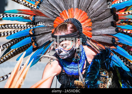 Oct 20, 2019 San Jose / CA / STATI UNITI D'AMERICA - partecipante al Giorno dei Morti (Dia de los Muertos) processione che si svolge in South San Francisco Bay; Capulli Foto Stock