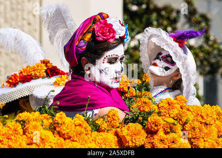 Oct 20, 2019 San Jose / CA / USA - Le donne con zucchero-cranio make-up, che partecipano al Dia de los Muertos (Giorno dei Morti) processione circondato da Mari Foto Stock