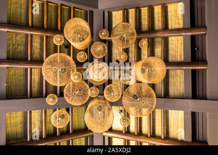 Fatte a mano in tessuto a soffitto rattan decorazione illuminazione, arredi di rattan dando oriental sento indoor Foto Stock
