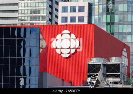 Logo CBC (Canadian Broadcasting Corporation) in cima alla sede centrale di Toronto. Foto Stock