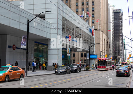 La trafficata King Street alla base del primo posto Canadese dove si trova la filiale principale di BMO nel centro di Toronto. Foto Stock