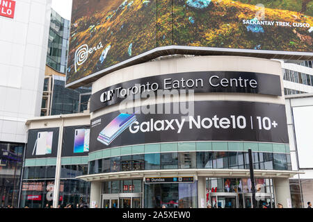 Ingresso al CF Toronto Eaton Centre presso la Young-Dundas Square con Samsung Galazy Note 10, 10+ pubblicità. Foto Stock