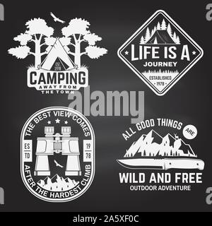 Set di outdoor adventure citazioni sulla lavagna. Vettore. Concetto per una camicia o un logo, stampa. Design vintage con il binocolo, montagne, condor, sky, montagne, tenda, il coltello e la silhouette della foresta. Illustrazione Vettoriale