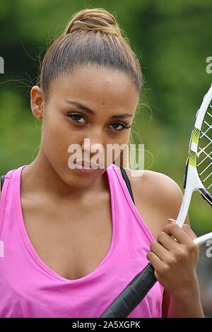 Una ragazza impassibile giocatore di tennis la gioventù Foto Stock