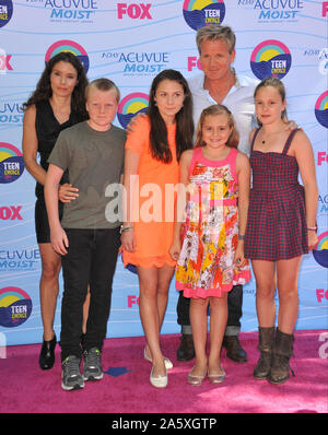 LOS ANGELES, CA. Luglio 23, 2012: Gordon Ramsay & famiglia al 2012 Teen Choice Awards al Amphitheatre di Gibson, Universal City. © 2012 Paul Smith / Featureflash Foto Stock