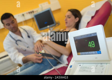 Diagnosi ecografica di gravidanza Foto Stock