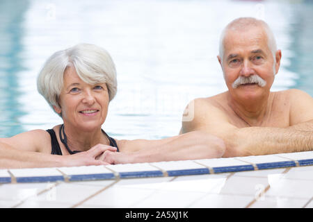 Felice coppia di anziani in piscina Foto Stock