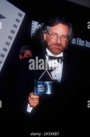 Beverly Hills, in California, Stati Uniti d'America 2 marzo 1995 Direttore Steven Spielberg assiste il XXIII Incontro annuale American Film Institute (AFI) Lifetime Achievement Award saluto a Steven Spielberg il 2 marzo 1995 presso il Beverly Hilton Hotel di Beverly Hills, la California, Stati Uniti d'America. Foto di Barry re/Alamy Stock Photo Foto Stock