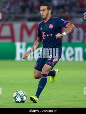 22 ottobre 2019, Grecia, Piräus: Calcio: Champions League, Olympiakos Piräus - Bayern Monaco, fase di gruppo, gruppo B, Giornata 3 a Georgios-Karaiskakis Stadium. Thiago di Monaco di Baviera gioca la palla. Foto: Sven Hoppe/dpa Foto Stock