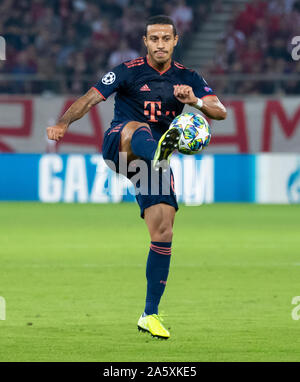 22 ottobre 2019, Grecia, Piräus: Calcio: Champions League, Olympiakos Piräus - Bayern Monaco, fase di gruppo, gruppo B, Giornata 3 a Georgios-Karaiskakis Stadium. Thiago di Monaco di Baviera gioca la palla. Foto: Sven Hoppe/dpa Foto Stock