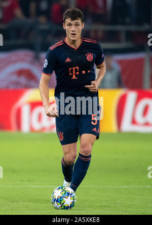 22 ottobre 2019, Grecia, Piräus: Calcio: Champions League, Olympiakos Piräus - Bayern Monaco, fase di gruppo, gruppo B, Giornata 3 a Georgios-Karaiskakis Stadium. Benjamin Pavard di Monaco di Baviera gioca la palla. Foto: Sven Hoppe/dpa Foto Stock