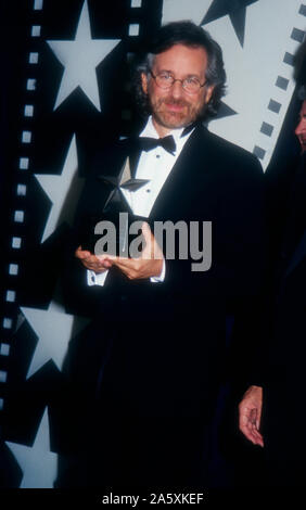 Beverly Hills, in California, Stati Uniti d'America 2 marzo 1995 Direttore Steven Spielberg assiste il XXIII Incontro annuale American Film Institute (AFI) Lifetime Achievement Award saluto a Steven Spielberg il 2 marzo 1995 presso il Beverly Hilton Hotel di Beverly Hills, la California, Stati Uniti d'America. Foto di Barry re/Alamy Stock Photo Foto Stock