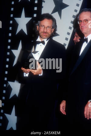 Beverly Hills, in California, Stati Uniti d'America 2 marzo 1995 Direttore Steven Spielberg assiste il XXIII Incontro annuale American Film Institute (AFI) Lifetime Achievement Award saluto a Steven Spielberg il 2 marzo 1995 presso il Beverly Hilton Hotel di Beverly Hills, la California, Stati Uniti d'America. Foto di Barry re/Alamy Stock Photo Foto Stock