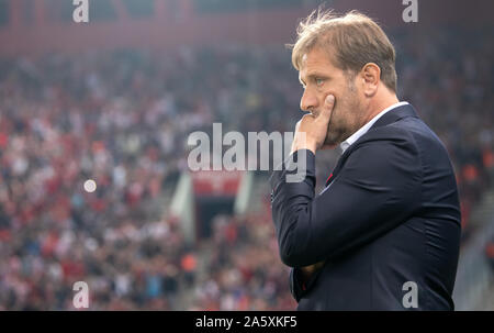 22 ottobre 2019, Grecia, Piräus: Calcio: Champions League, Olympiakos Piräus - Bayern Monaco, fase di gruppo, gruppo B, Giornata 3 a Georgios-Karaiskakis Stadium. Coach Pedro Martins del Pireo arriva allo stadio prima della partita. Foto: Sven Hoppe/dpa Foto Stock