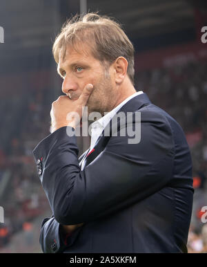 22 ottobre 2019, Grecia, Piräus: Calcio: Champions League, Olympiakos Piräus - Bayern Monaco, fase di gruppo, gruppo B, Giornata 3 a Georgios-Karaiskakis Stadium. Coach Pedro Martins del Pireo arriva allo stadio prima della partita. Foto: Sven Hoppe/dpa Foto Stock