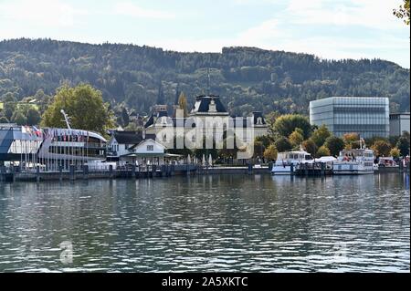 Blick vo Molo auf den Bregenzer Hafen mit Blick auf das alte Postgebäude und das KUB mit den Türmen der Herz Jesu Kirche im Hintergrund Foto Stock