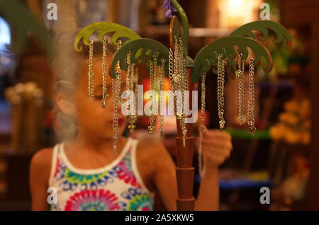 Orlando, FL, Stati Uniti d'America. Aug 2012. Shiny collane a dono store cattura l'attenzione di una giovane ragazza in background. Foto Stock