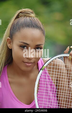 Impassibile Athletic ragazza adolescente giocatore di tennis Foto Stock